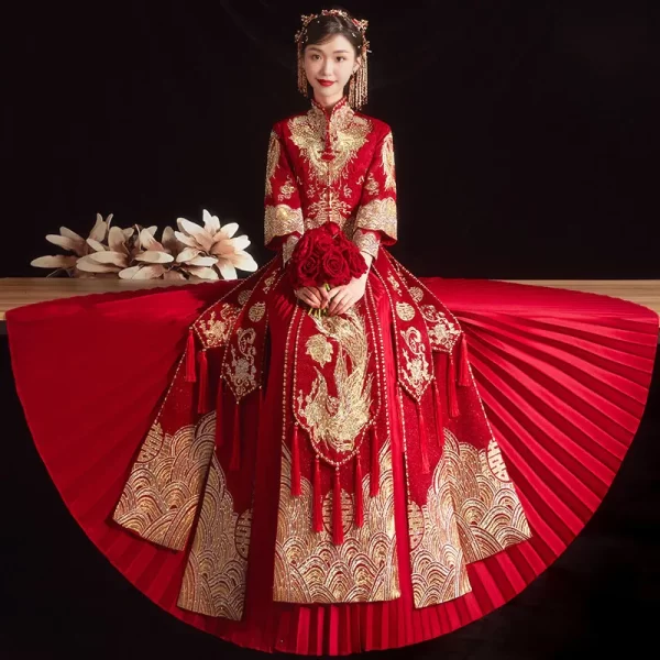 Asian brides wearing Miraclands Chinese wedding dresses proudly display the grandeur of their skirts, which feature a wide pleated hemline adorned with delicate gold thread embroidery. These qipao wedding dresses and cheongsam wedding dresses embody the elegance and luxury of traditional Chinese bridal attire. The red qipao wedding dress, with its intricate details, reflects the nobility and sophistication associated with a traditional Chinese wedding dress. Whether it's a Chinese qipao wedding dress, a wedding cheongsam, or a qun kwa, each gown is designed to enhance the bride's grace and style. These Chinese bridal dresses are perfect for various ceremonies, from the Chinese tea ceremony dress to the main wedding event. The traditional cheongsam clothing and Chinese style gown wedding options offer timeless beauty, making them ideal for those seeking both tradition and modernity in their wedding attire. Miraclands wedding ensures that each bride feels regal in her Chinese wedding gown, whether she opts for a classic cheongsam qipao red long with qipao dress long sleeves, or a modern cheongsam interpretation. These Asian wedding dresses are perfect for creating a memorable and culturally rich wedding experience.