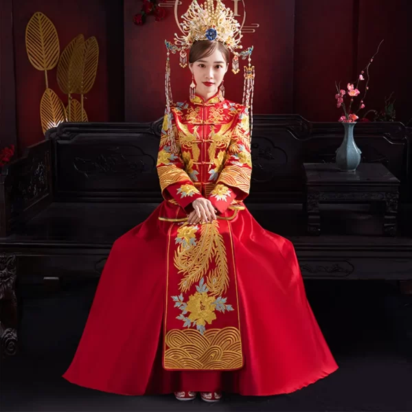 Wearing the simple MIRACLANDS qun kwa wedding dress, the bride embodies elegance and tradition. The red wedding dress, adorned with intricate phoenixes and peonies on both the blouse and skirt, beautifully symbolizes prosperity, good fortune, and a joyful marriage. This MIRACLANDS Chinese wedding dress is perfect for a themed wedding, especially during the Chinese tea ceremony. Whether as a traditional Chinese qipao wedding dress or a red qipao wedding dress, it caters to all brides, including those seeking plus-size wedding dresses.